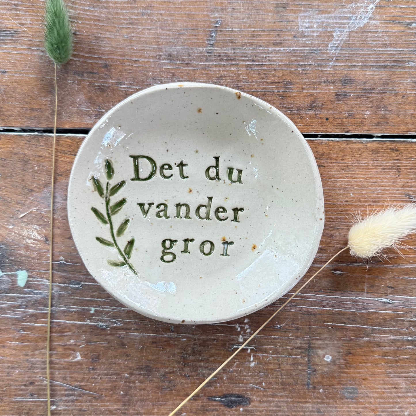 “Det du vander gror” tallerken i stentøj