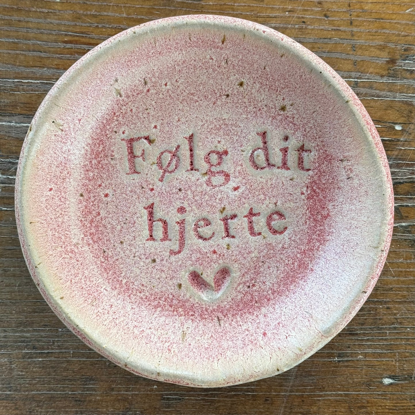 “Følg dit hjerte ♥️ ” tallerken i stentøj