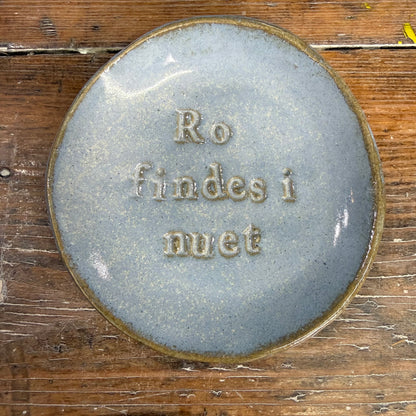 “RO findes i nuet” tallerken i stentøj