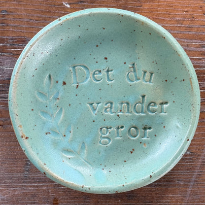 “Det du vander gror” tallerken i stentøj