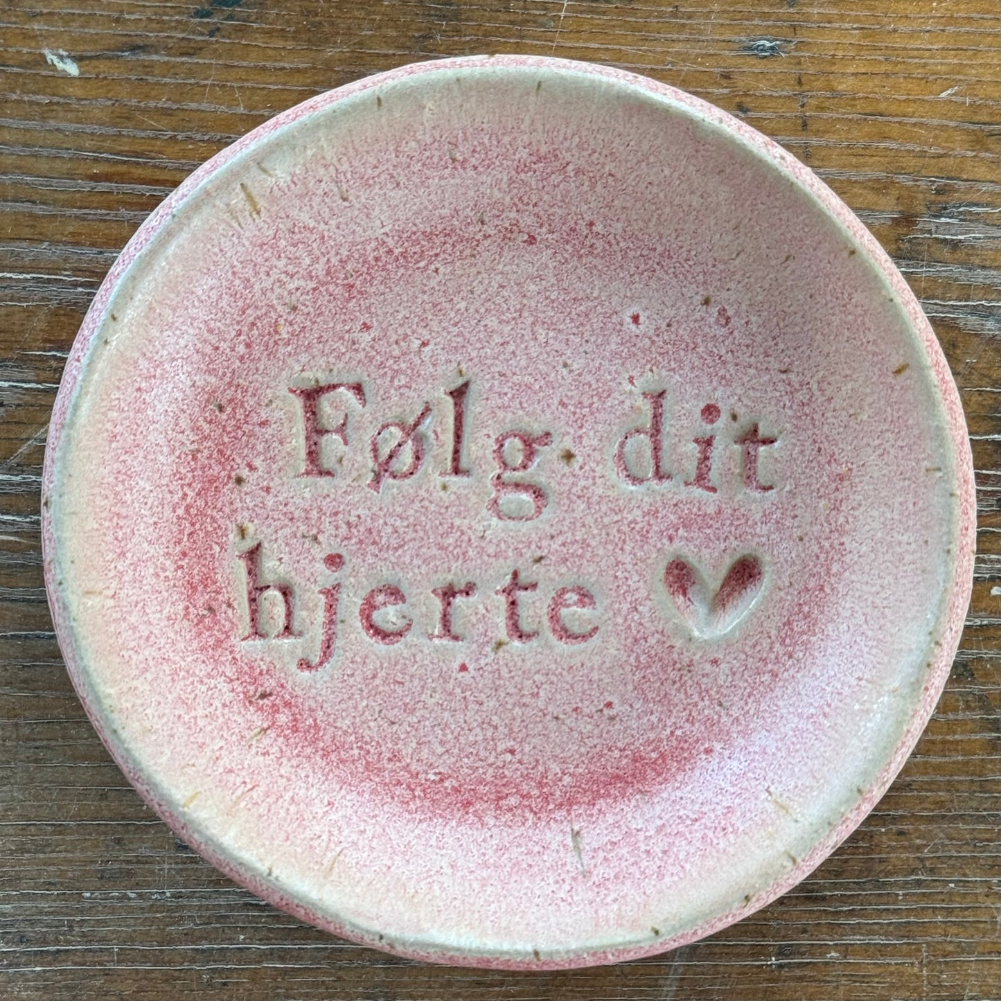 “Følg dit hjerte ♥️ ” tallerken i stentøj
