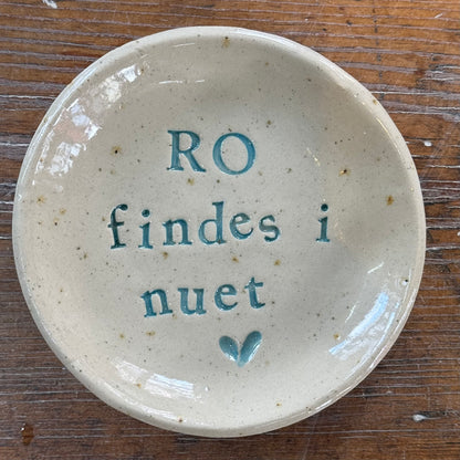 “RO findes i nuet” tallerken i stentøj