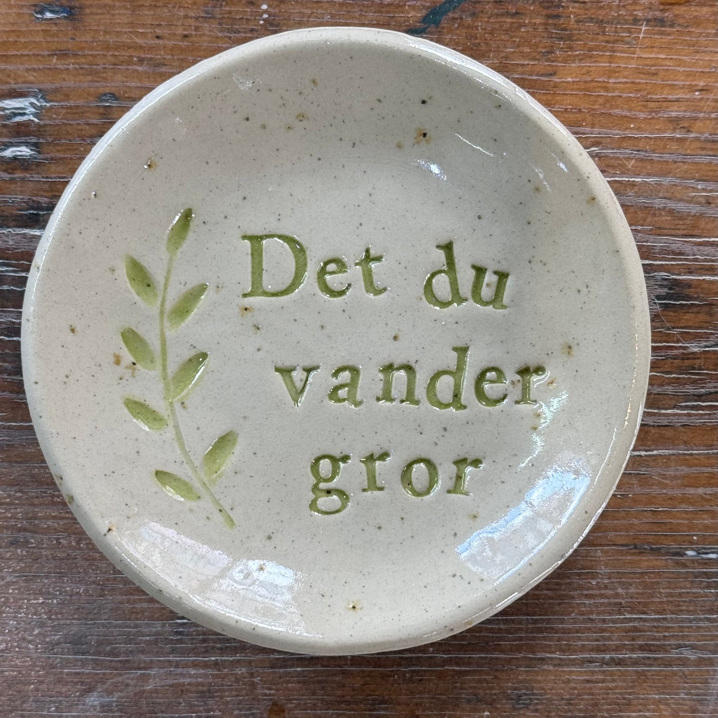 “Det du vander gror” tallerken i stentøj