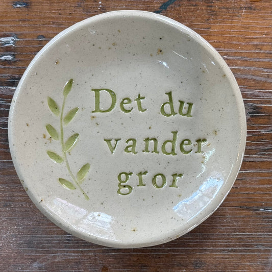 “Det du vander gror” tallerken i stentøj