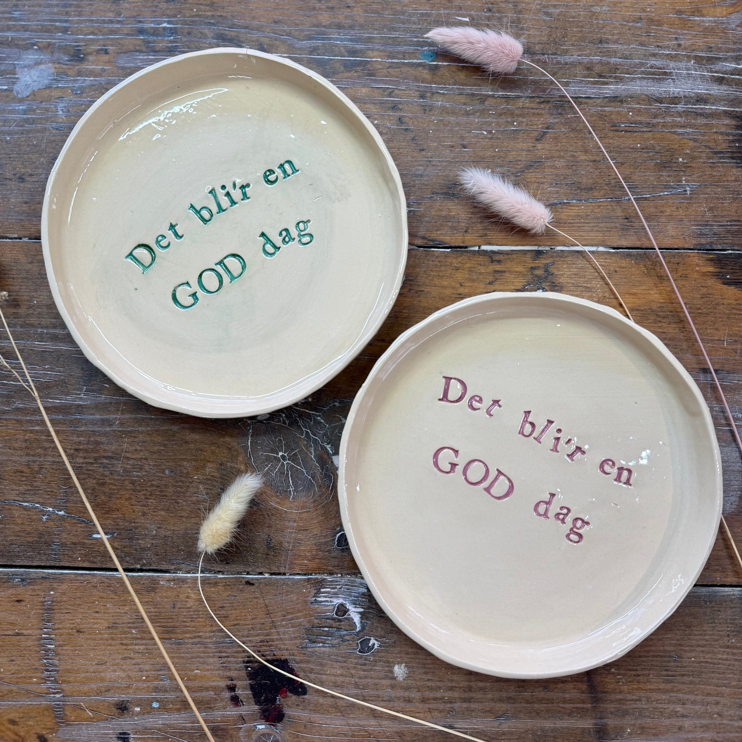 “Det bli’r en god dag” tallerken i lertøj (mellem)