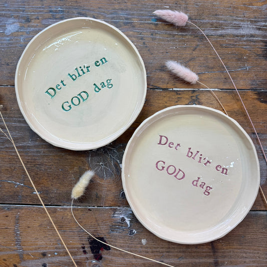 “Det bli’r en god dag” tallerken i lertøj (mellem)