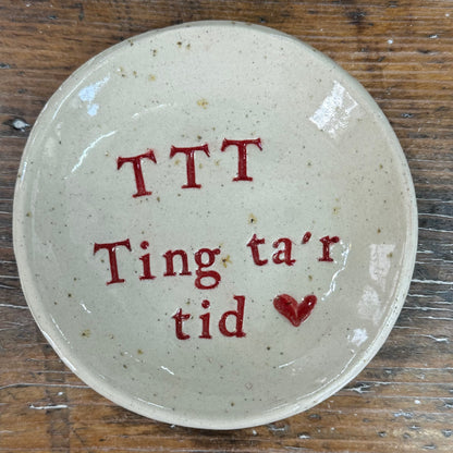 “TTT - Ting tager tid” tallerken i stentøj