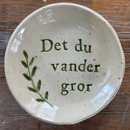 “Det du vander gror” tallerken i stentøj