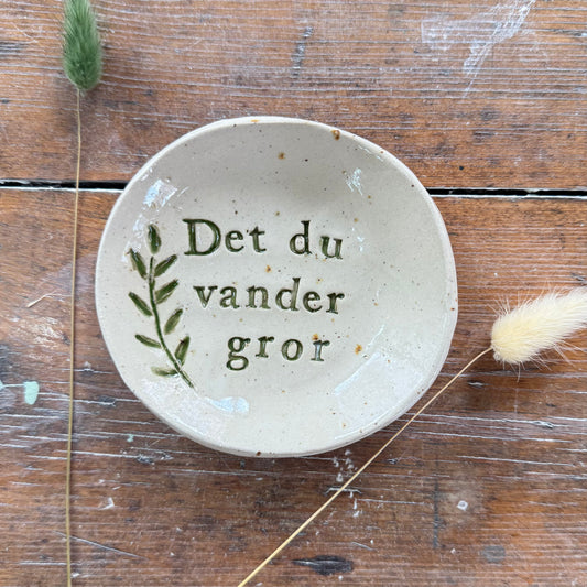 “Det du vander gror” tallerken i stentøj
