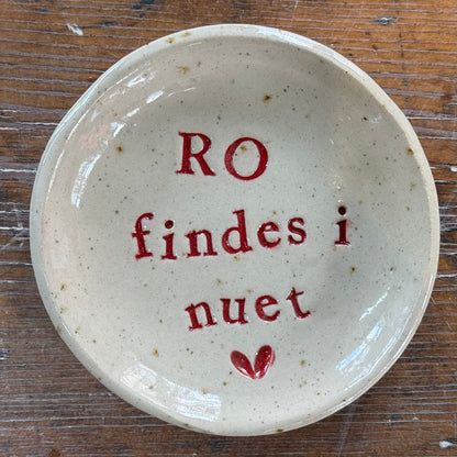 “RO findes i nuet” tallerken i stentøj