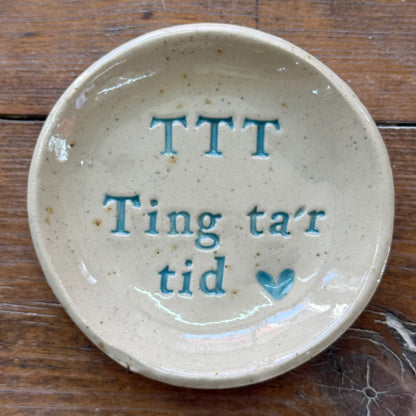 “TTT - Ting tager tid” tallerken i stentøj