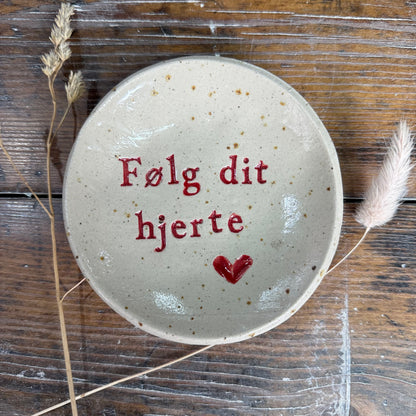 “Følg dit hjerte ♥️ ” tallerken i stentøj