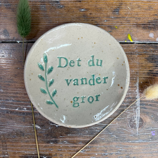 “Det du vander gror” tallerken i stentøj