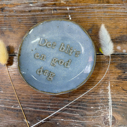“Det bli’r en god dag” tallerken i stentøj